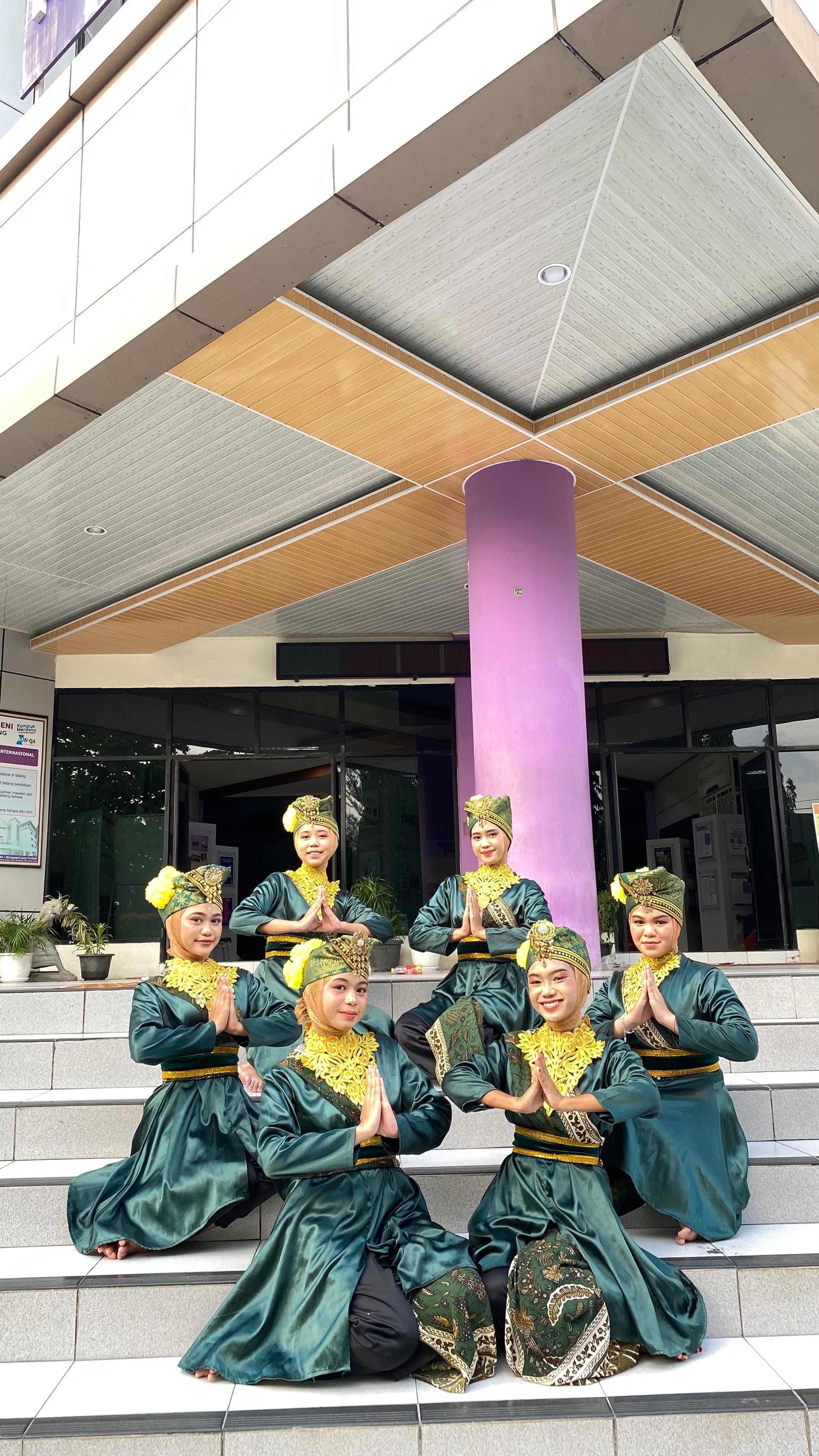 Tim B â€œ6 Gadis Minangâ€ SMA Negeri 10 Padang Raih Harapan 1 dalam Lomba Tari Pendidikan di UNP